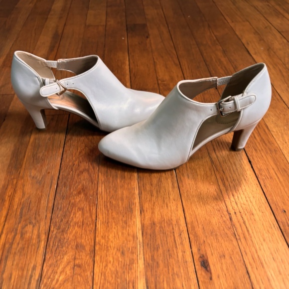 Cream Bandolino heels/shoes - Picture 4 of 9